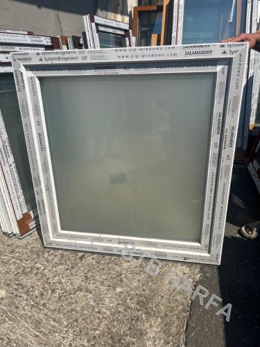 Okno 105x110 mlecne sklo  1Prave